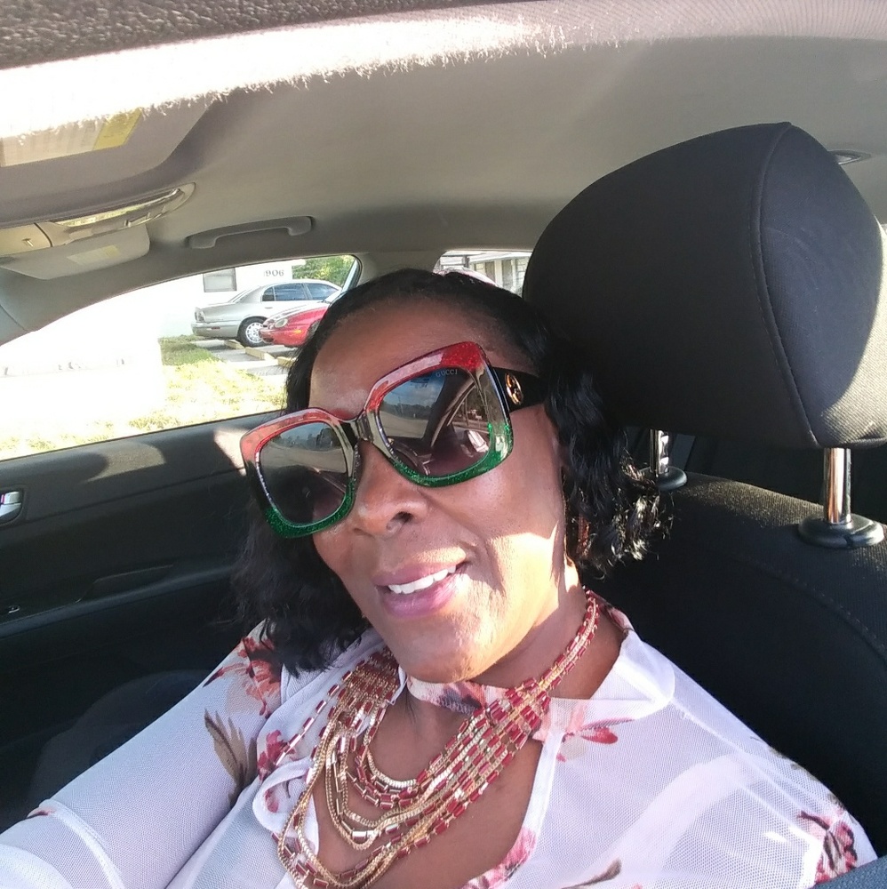 Meet your Posher, Lorine